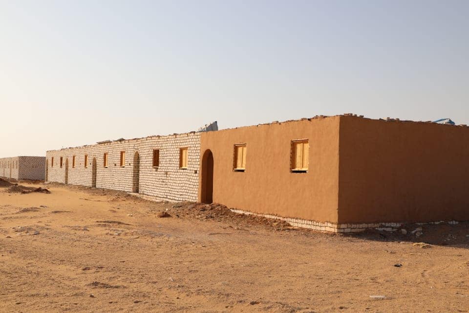 محافظ الوادى الجديد يتفقد أعمال مشروع حياة كريمة بدرب الأربعين بمركز باريس  (1)