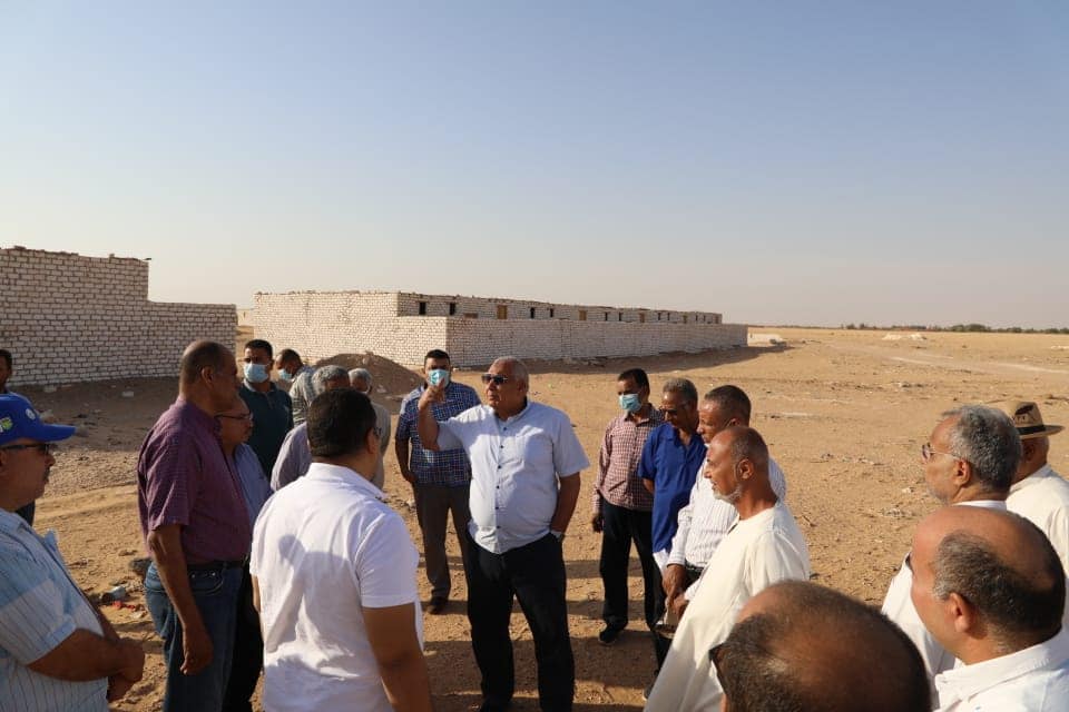محافظ الوادى الجديد يتفقد أعمال مشروع حياة كريمة بدرب الأربعين بمركز باريس  (3)