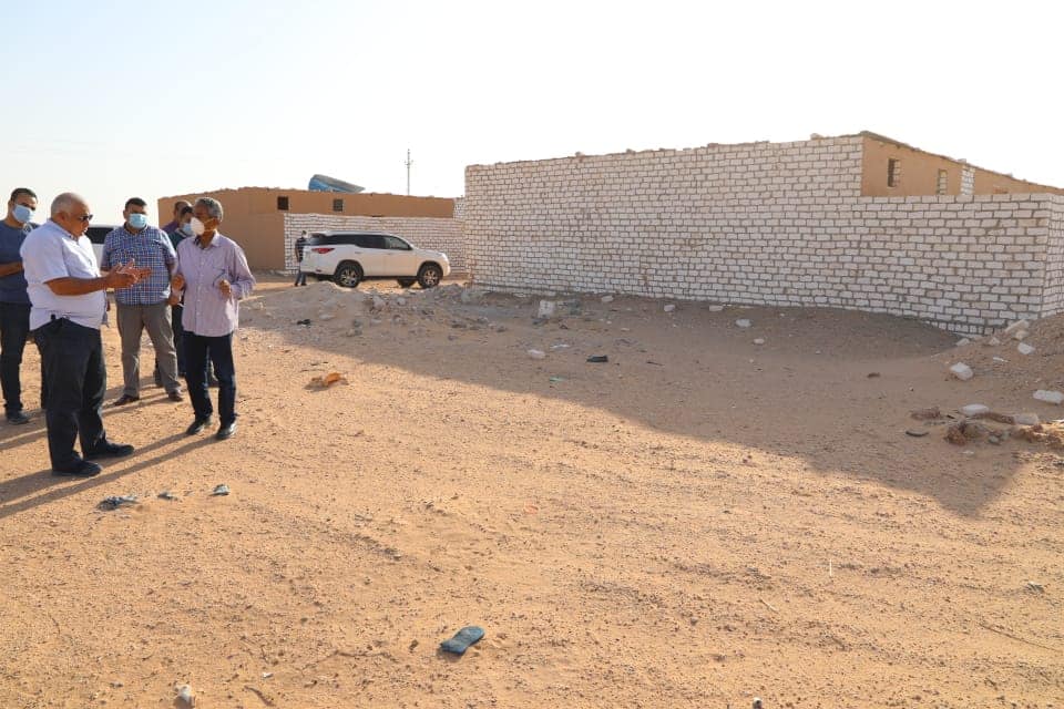 محافظ الوادى الجديد يتفقد أعمال مشروع حياة كريمة بدرب الأربعين بمركز باريس  (4)