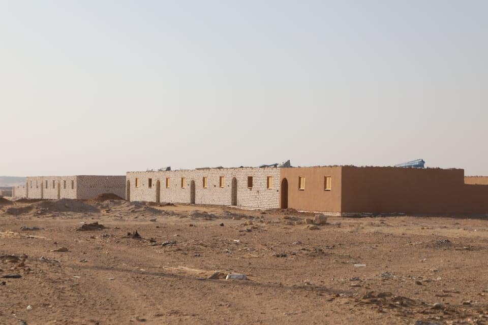 محافظ الوادى الجديد يتفقد أعمال مشروع حياة كريمة بدرب الأربعين بمركز باريس  (6)