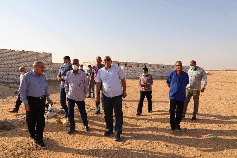محافظ الوادى الجديد يتفقد أعمال مشروع حياة كريمة بدرب الأربعين بمركز باريس  (7)