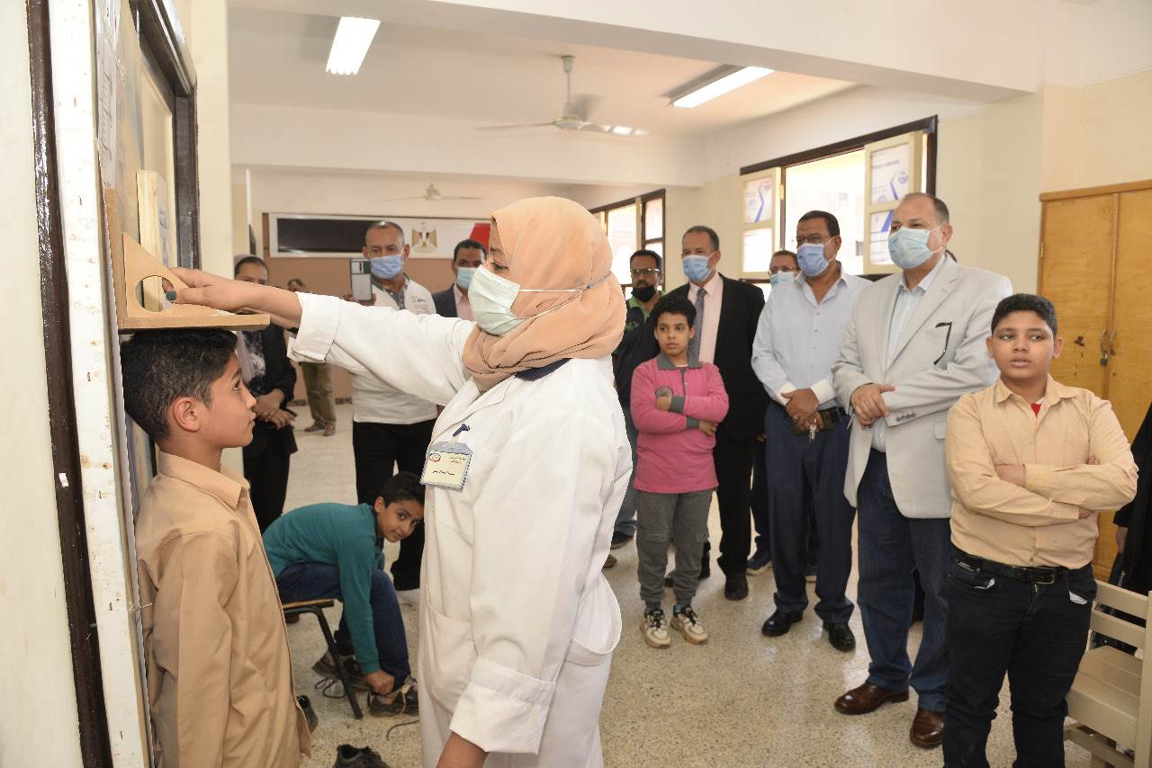 محافظ أسيوط يتفقد المبادرة الرئاسية للكشف عن أمراض السمنة وقصر القامة  (4)