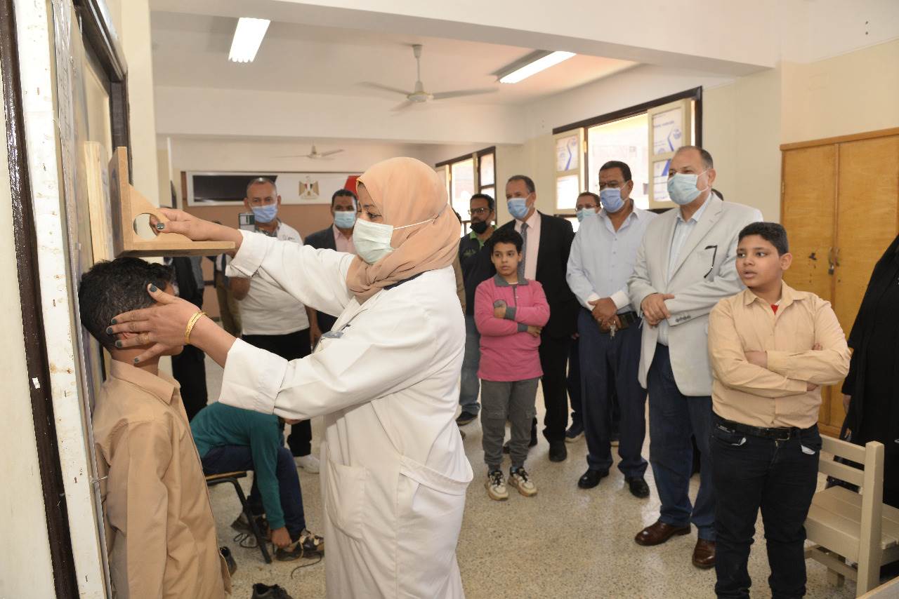 محافظ أسيوط يتفقد المبادرة الرئاسية للكشف عن أمراض السمنة وقصر القامة  (2)