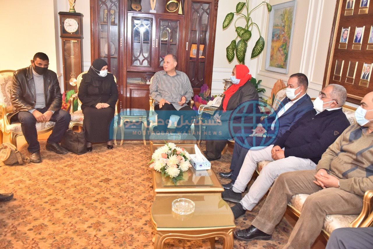 محافظ أسيوط يلتقي وفد وزارة الزراعة لدعم جهود التوعية بأهمية الري الحديث  (2)