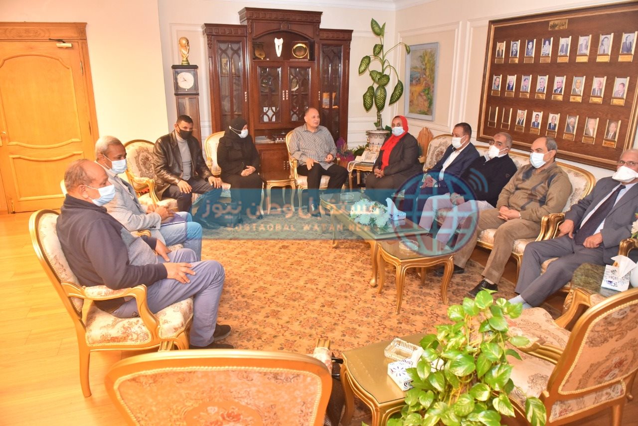 محافظ أسيوط يلتقي وفد وزارة الزراعة لدعم جهود التوعية بأهمية الري الحديث  (3)