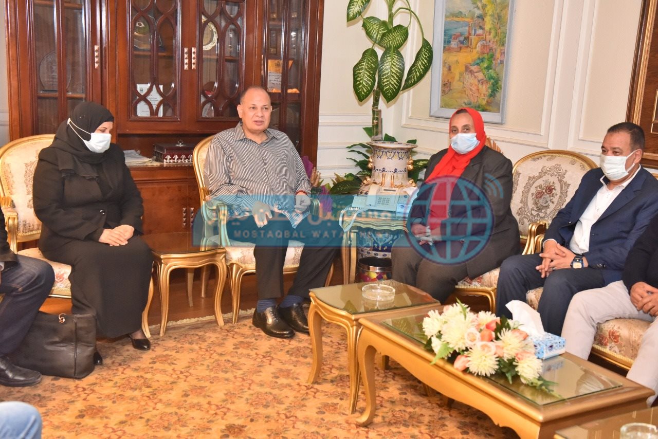 محافظ أسيوط يلتقي وفد وزارة الزراعة لدعم جهود التوعية بأهمية الري الحديث  (1)