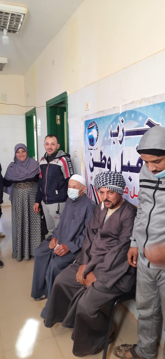 الكشف وصرف الدواء لـ 90 مواطنا بالمجان في قافلة طبية بالوادي الجديد  (1)