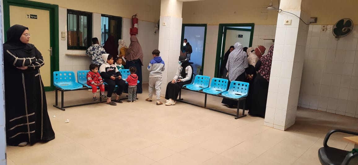 الكشف وصرف الدواء لـ 90 مواطنا بالمجان في قافلة طبية بالوادي الجديد  (2)