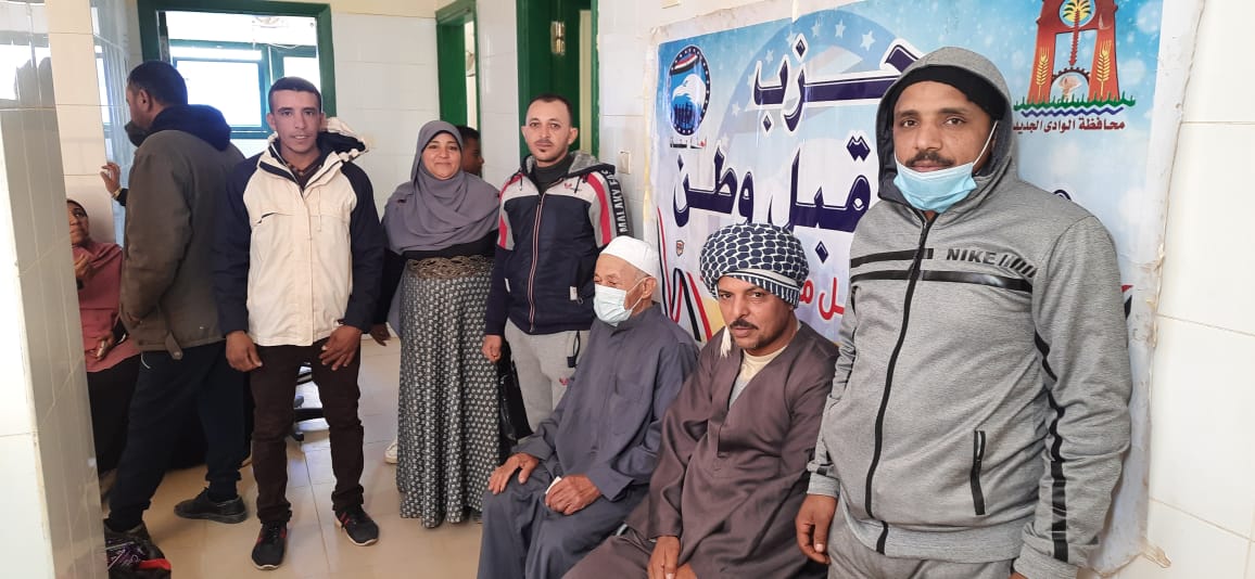 الكشف وصرف الدواء لـ 90 مواطنا بالمجان في قافلة طبية بالوادي الجديد  (4)
