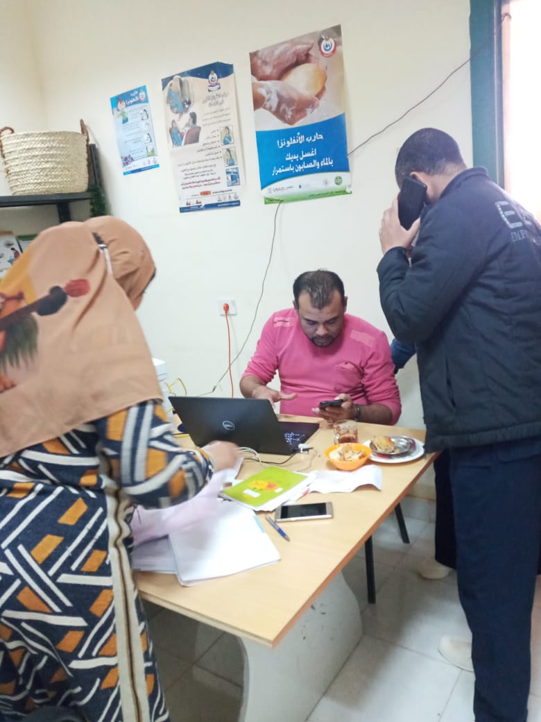 الكشف وصرف الدواء لـ 90 مواطنا بالمجان في قافلة طبية بالوادي الجديد  (6)