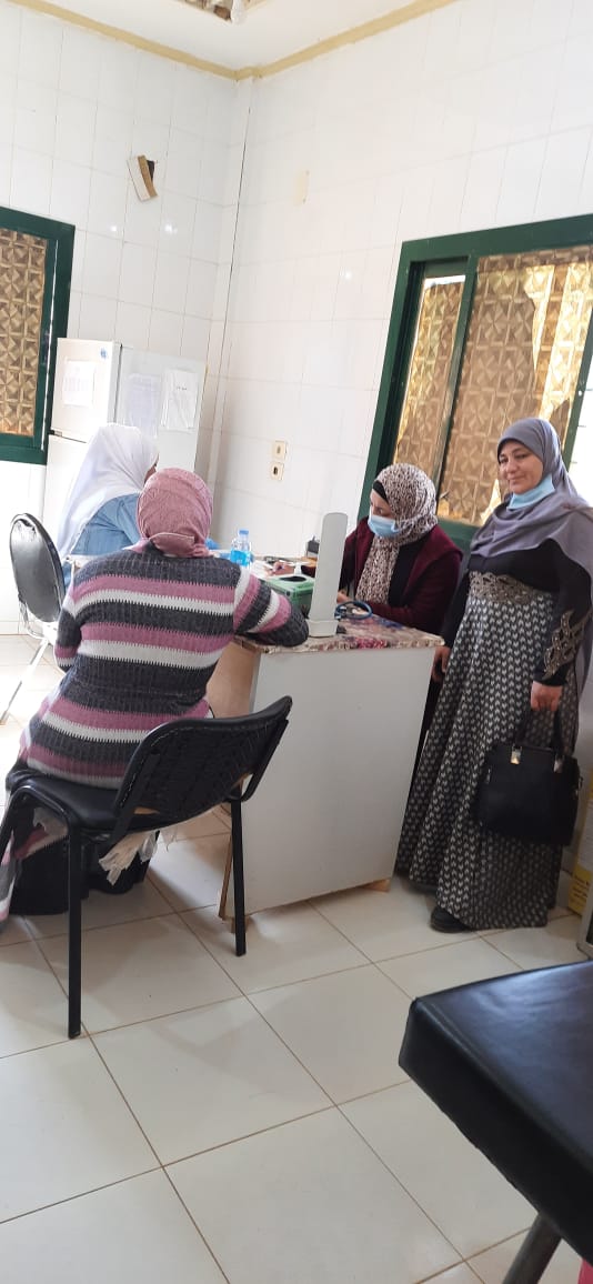 الكشف وصرف الدواء لـ 90 مواطنا بالمجان في قافلة طبية بالوادي الجديد  (7)