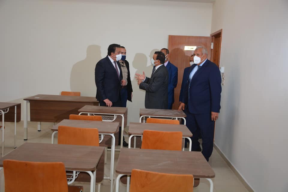 وزير التعليم العالي يفتتح كليات ومباني جديدة بجامعة الوادي  (5)