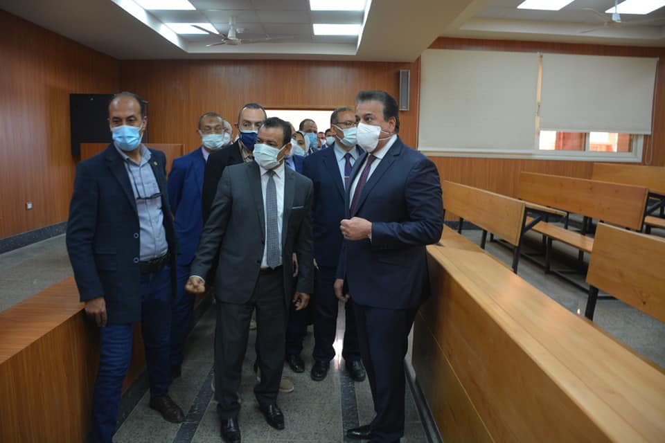 وزير التعليم العالي يفتتح كليات ومباني جديدة بجامعة الوادي  (9)