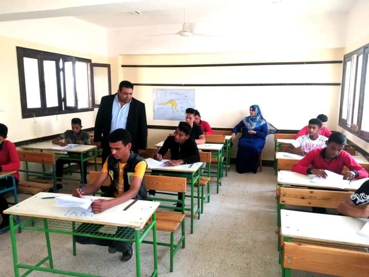 28 لجنة تستقبل طلاب الصف الأول الثانوي لأداء امتحان الكيمياء والجغرافيا الوادي الجديد  (2)