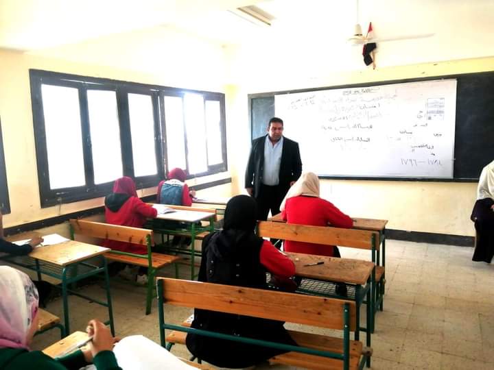 28 لجنة تستقبل طلاب الصف الأول الثانوي لأداء امتحان الكيمياء والجغرافيا الوادي الجديد  (3)
