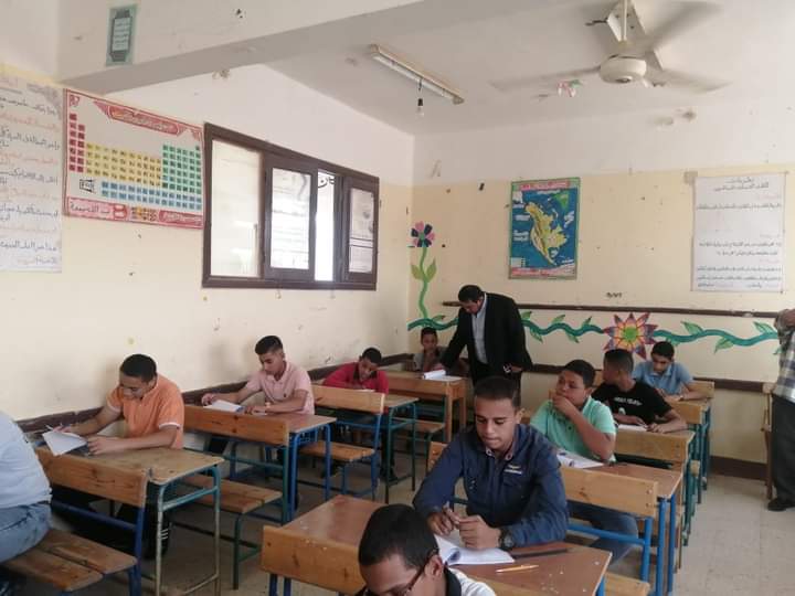 28 لجنة تستقبل طلاب الصف الأول الثانوي لأداء امتحان الكيمياء والجغرافيا الوادي الجديد  (4)