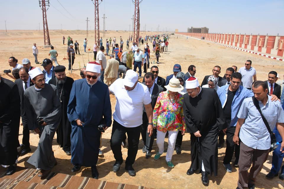 وزيرة البيئة ومحافظ الوادي الجديد يطلقان مبادرة زراعة ١٠٠٠ شجرة مثمرة  (1)