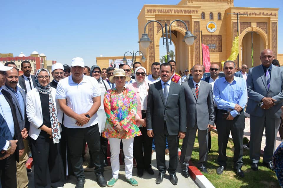 وزيرة البيئة ومحافظ الوادي الجديد يطلقان مبادرة زراعة ١٠٠٠ شجرة مثمرة  (3)
