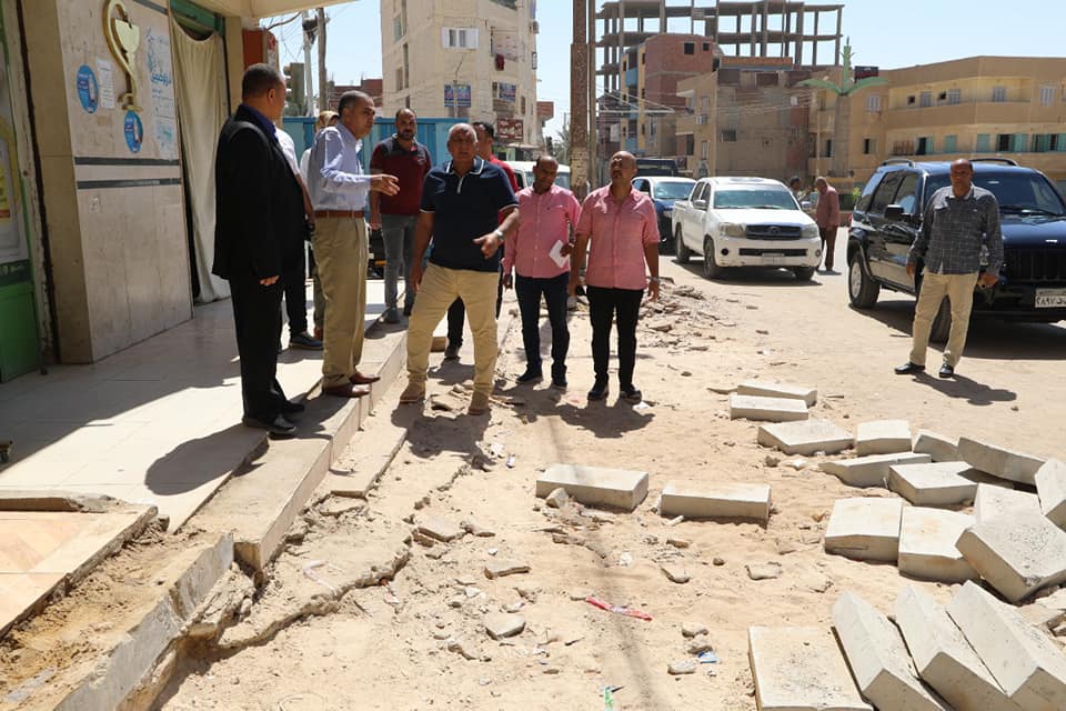 محافظ الوادي الجديد يتفقد شارع النبوي بالخارجة (1)