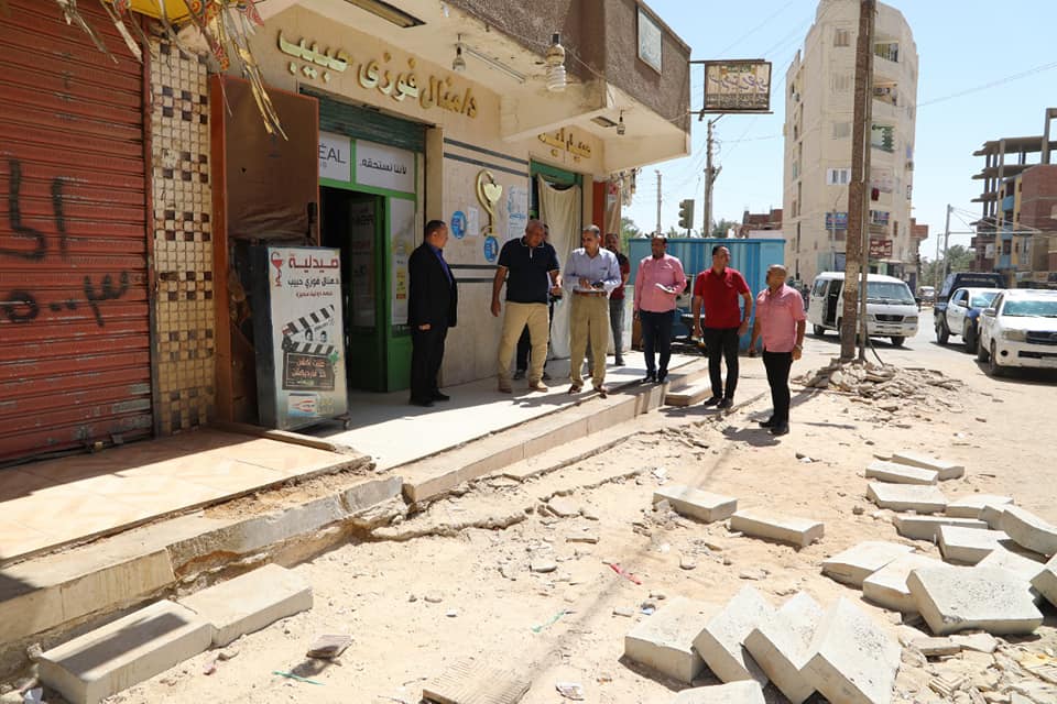 محافظ الوادي الجديد يتفقد شارع النبوي بالخارجة (2)