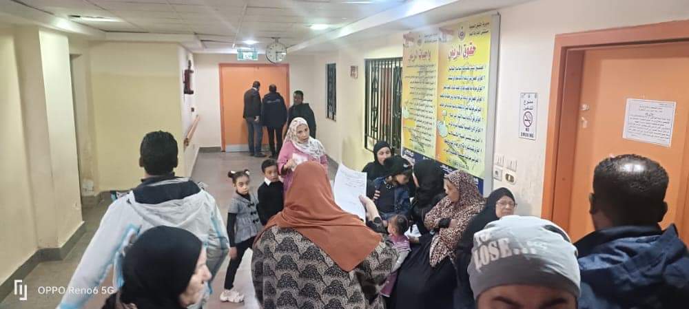قافلة  مصطفى محمود توقع الكشف الطبي على 1097 حالة مرضية بالوادي الجديد (2)
