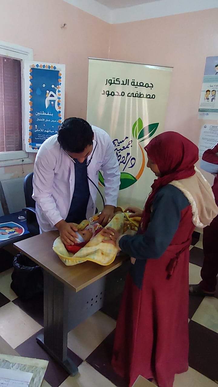 قافلة  مصطفى محمود توقع الكشف الطبي على 1097 حالة مرضية بالوادي الجديد (3)