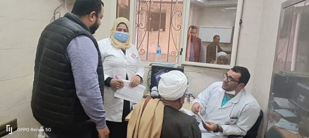 قافلة  مصطفى محمود توقع الكشف الطبي على 1097 حالة مرضية بالوادي الجديد (4)