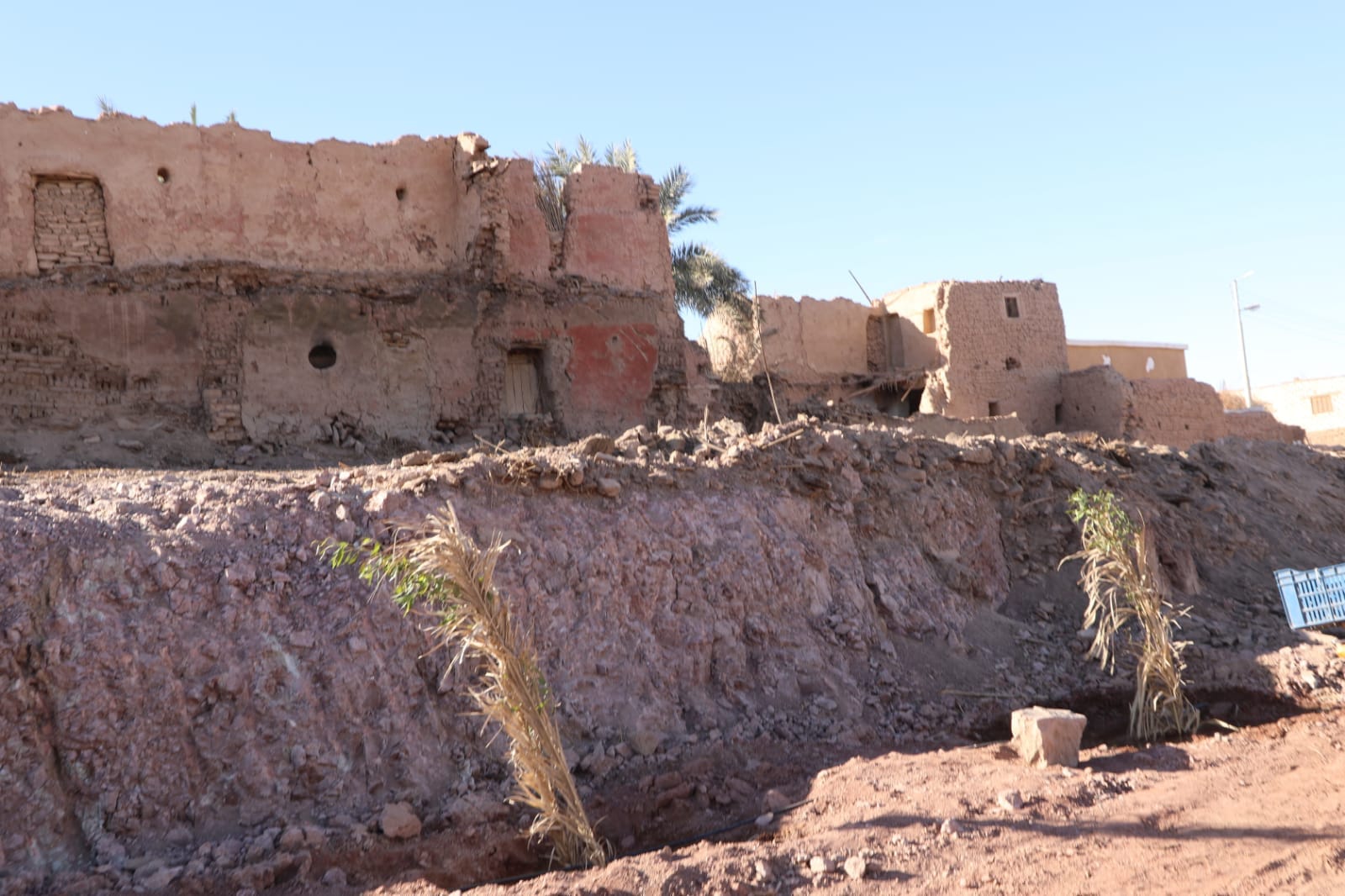 ازالة مباني خطرة غير مخططة بقرية تنيدة بمركز بلاط (1)