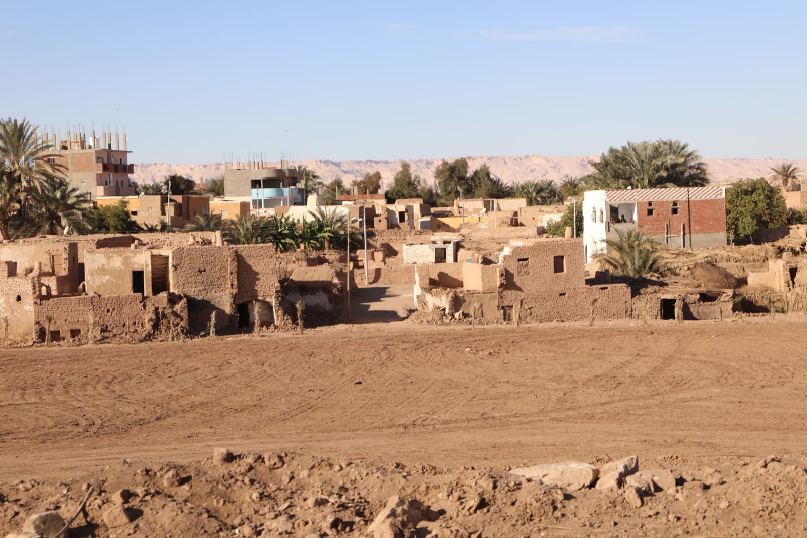 ازالة مباني خطرة غير مخططة بقرية تنيدة بمركز بلاط (2)