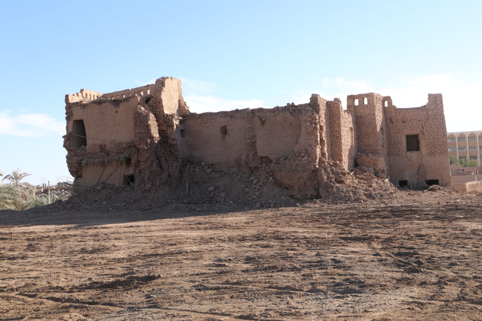 ازالة مباني خطرة غير مخططة بقرية تنيدة بمركز بلاط (3)