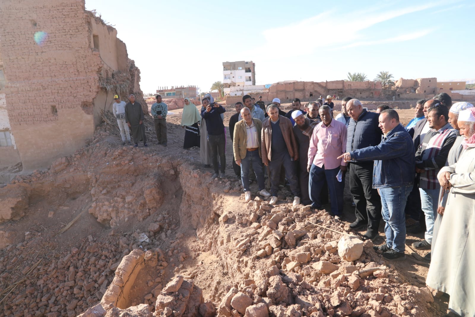 ازالة مباني خطرة غير مخططة بقرية تنيدة بمركز بلاط (6)