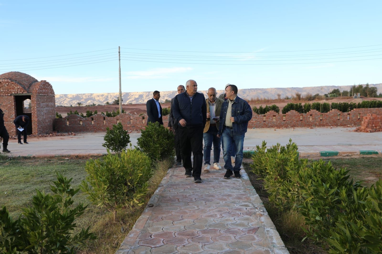 إقامة ممشى سياحى بمركز بلاط (2)