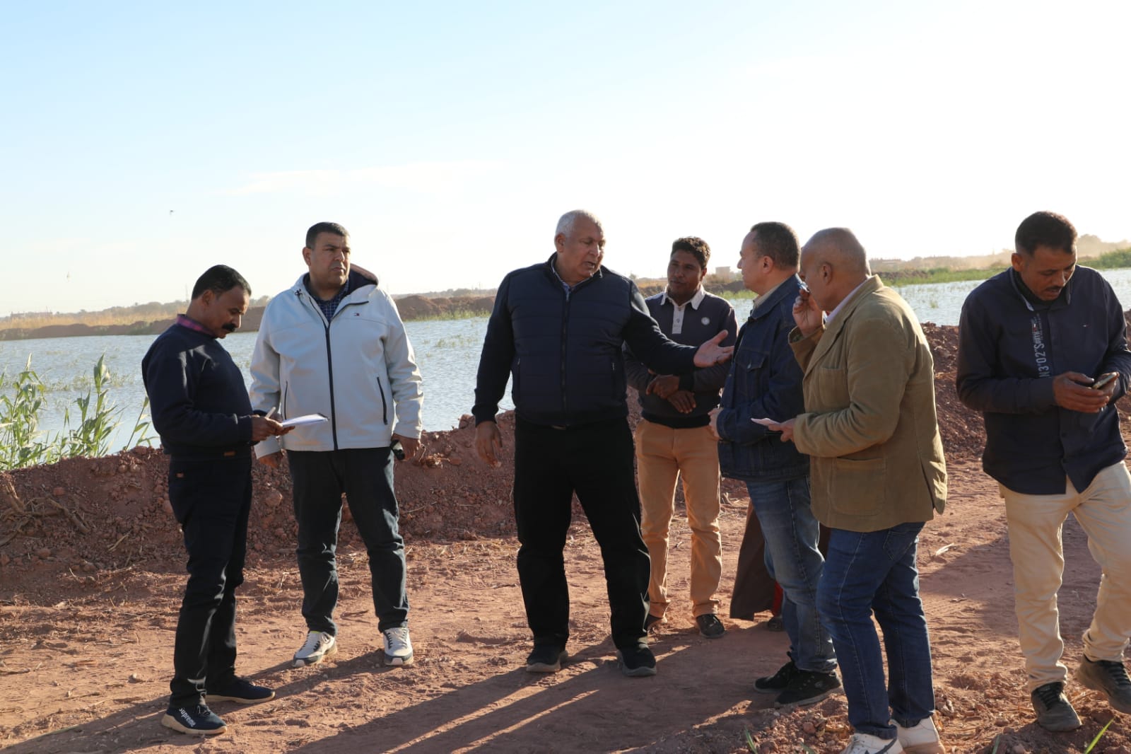 محافظ الوادي الجديد يتفقد بركة صرف بلاط (2)