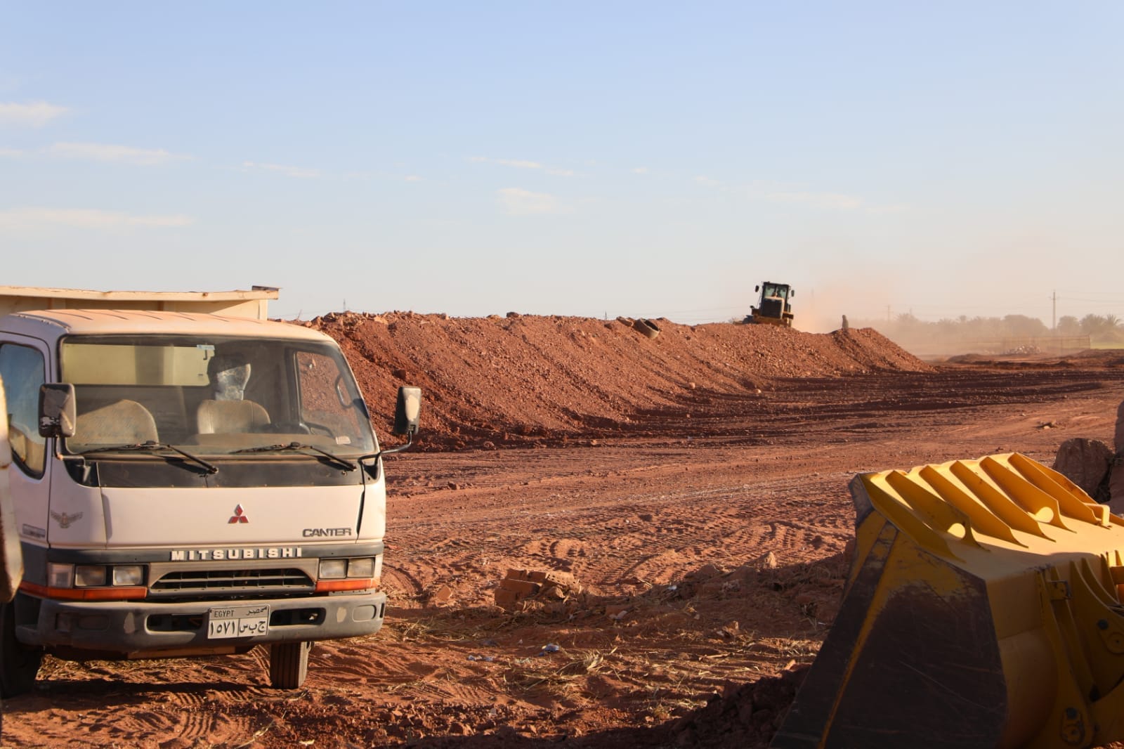 محافظ الوادي الجديد يتفقد بركة صرف بلاط (3)