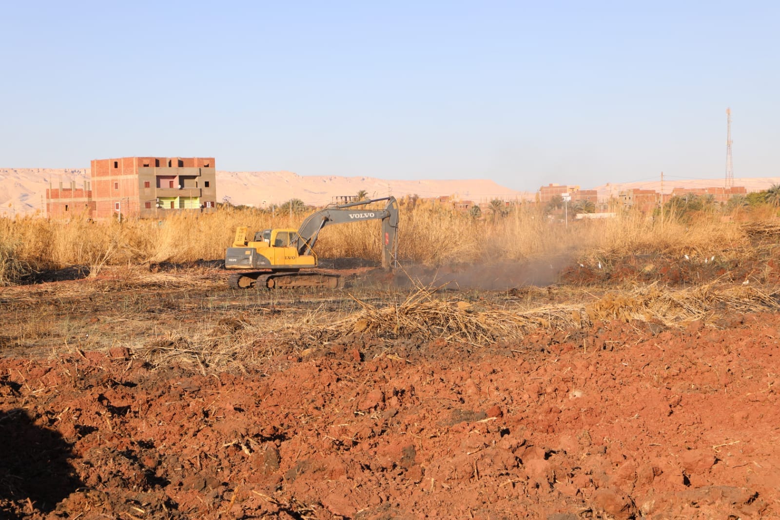 محافظ الوادي الجديد يتفقد بركة صرف بلاط (4)