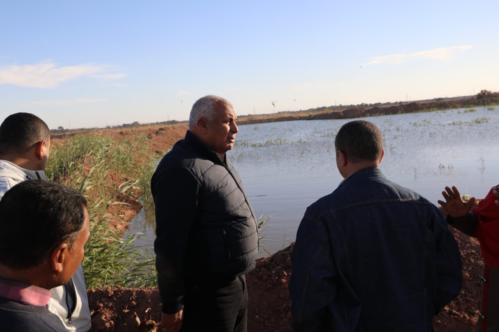 محافظ الوادي الجديد يتفقد بركة صرف بلاط (6)