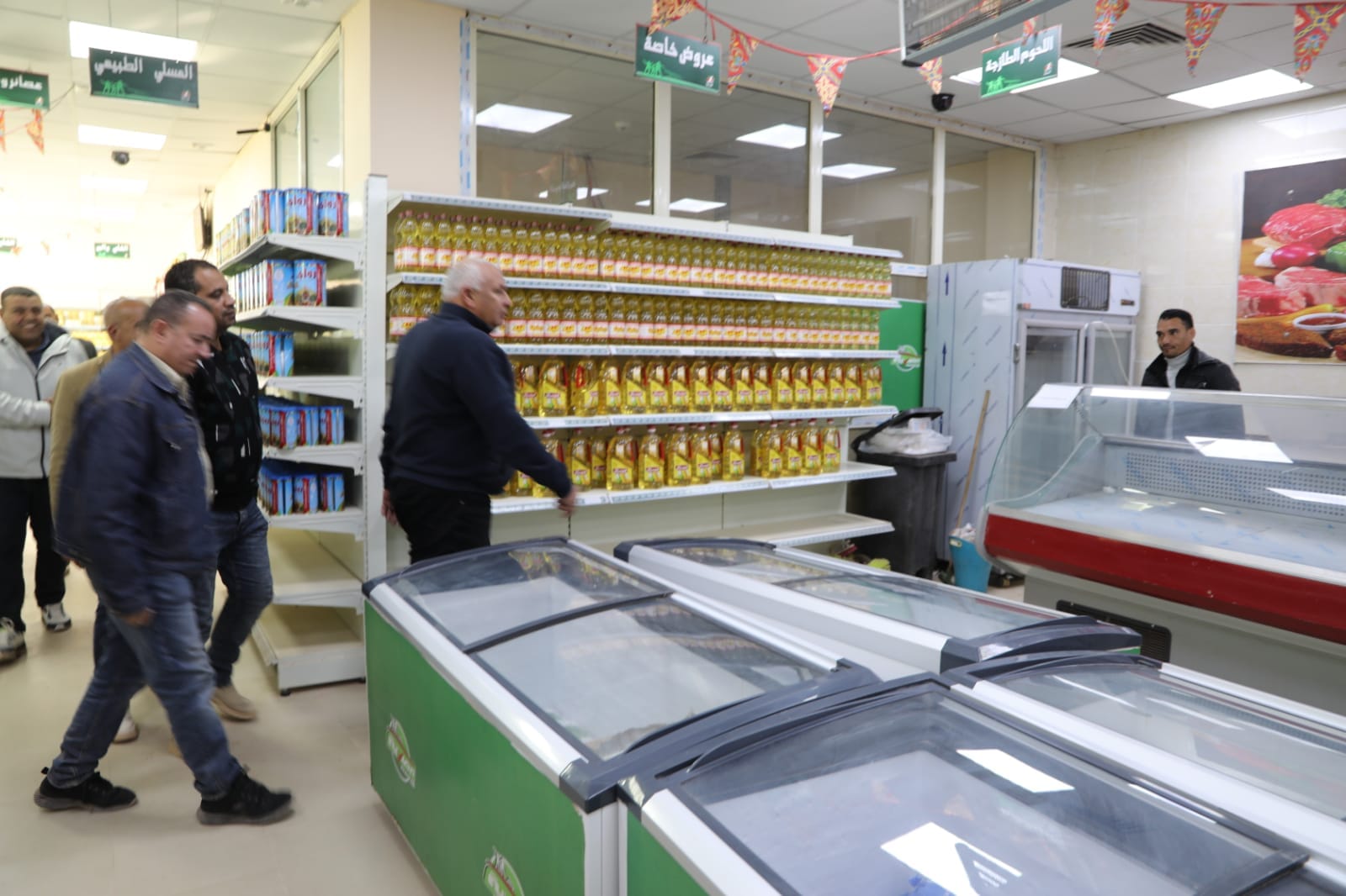 محافظ الوادي الجديد بتابع توافر السلع بمركز بلاط (1)