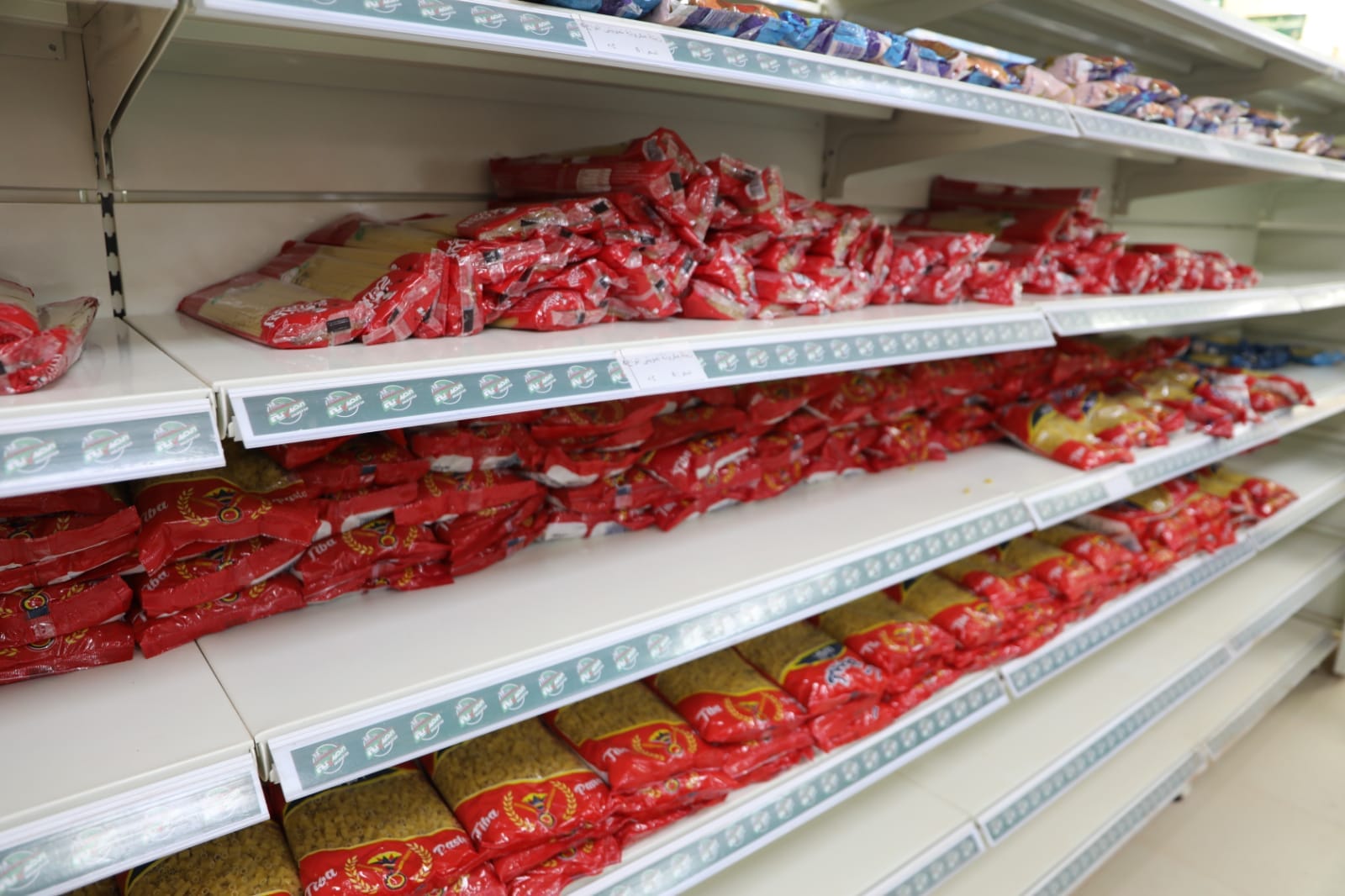 محافظ الوادي الجديد بتابع توافر السلع بمركز بلاط (2)