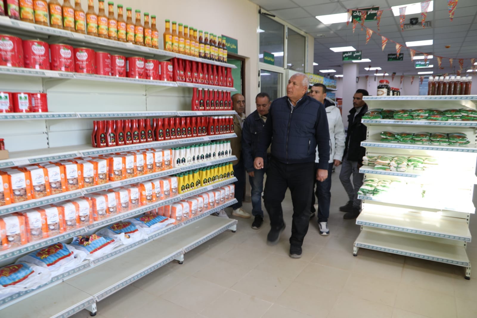 محافظ الوادي الجديد بتابع توافر السلع بمركز بلاط (3)