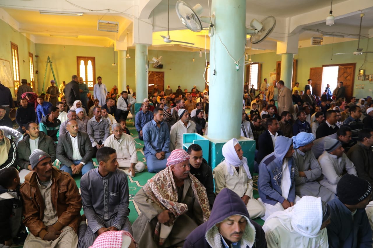 محافظ الوادي الجديد يعقد لقاء جماهيري بمسجد بالداخلة (1)