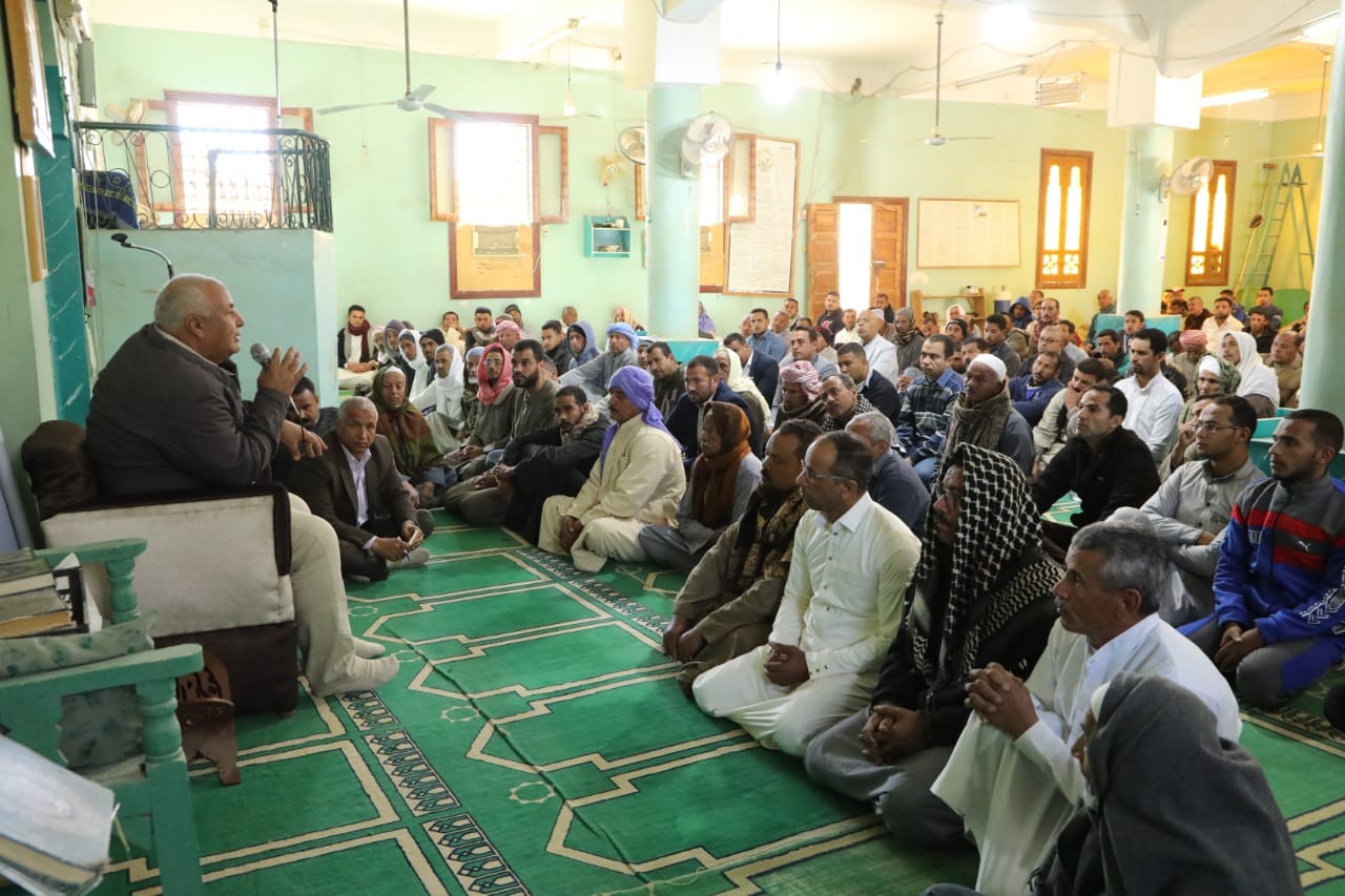 محافظ الوادي الجديد يعقد لقاء جماهيري بمسجد بالداخلة (2)