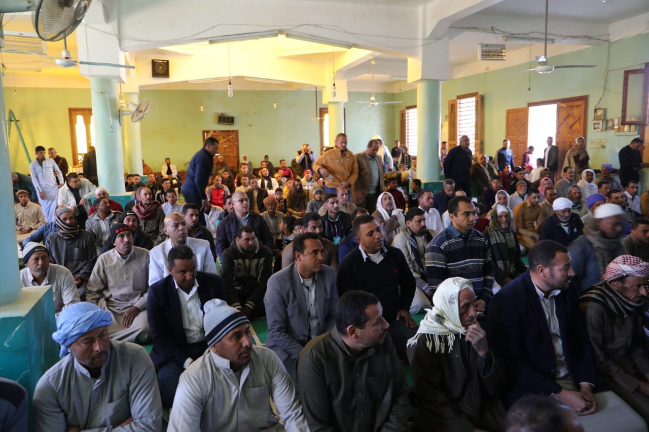 محافظ الوادي الجديد يعقد لقاء جماهيري بمسجد بالداخلة (5)