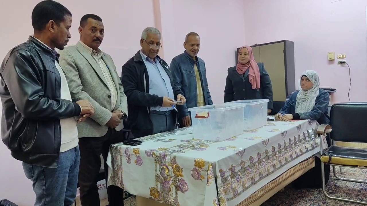 الوادي الجديد تجري قرعة لتوزيع المنازل الريفية بقرية  الخرطوم  (2)