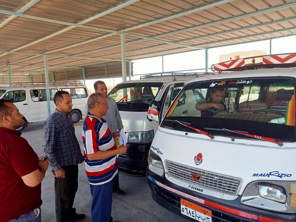 حملات مكثفة لمتابعة تعريفة أجرة بمواقف الوادي الجديد (2)