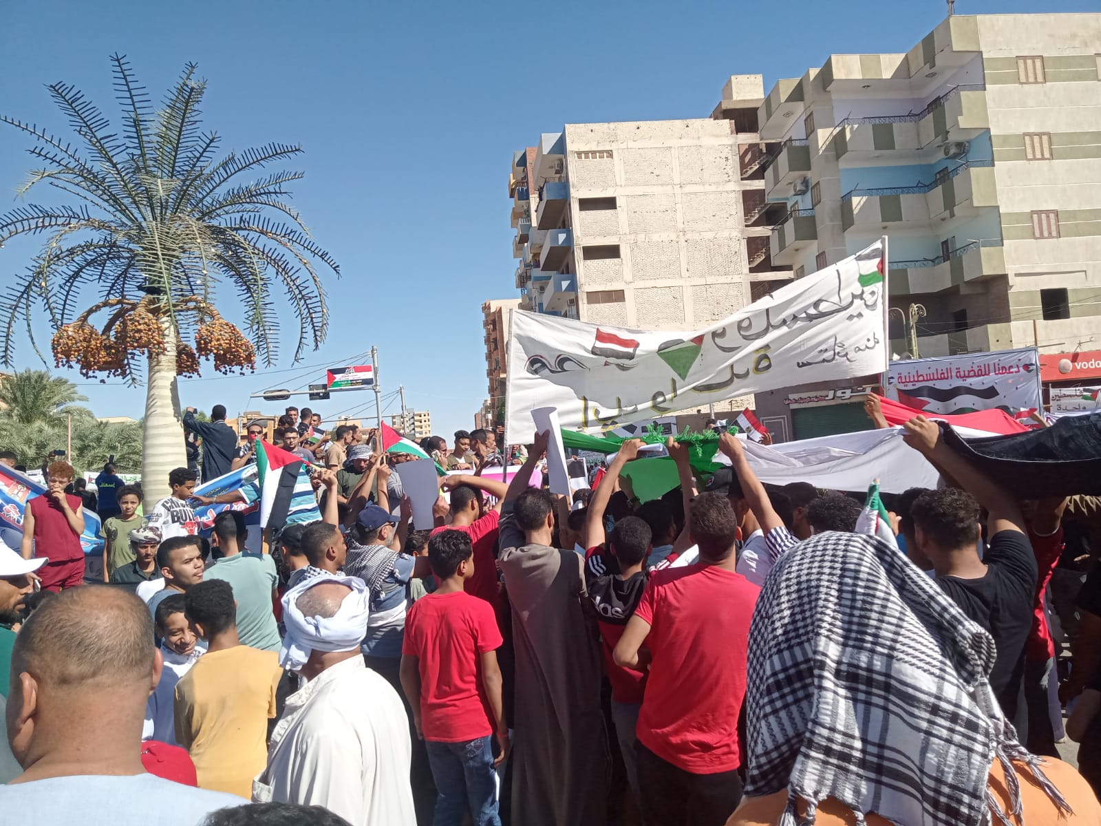 مشاركة المرأة في مظاهرة ضد اسرائيل بالخارجة