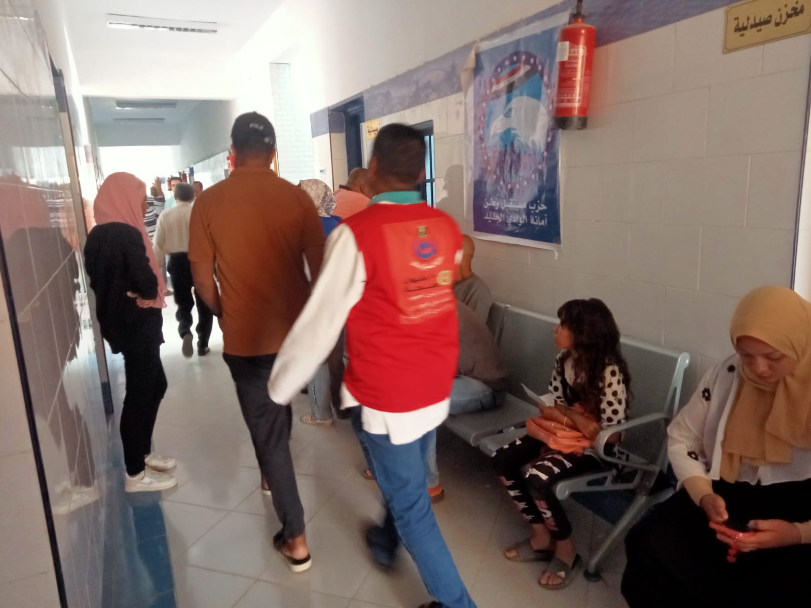 اقبال مواطني قرية بولاق على قافلة طبية بالخارجة (2)