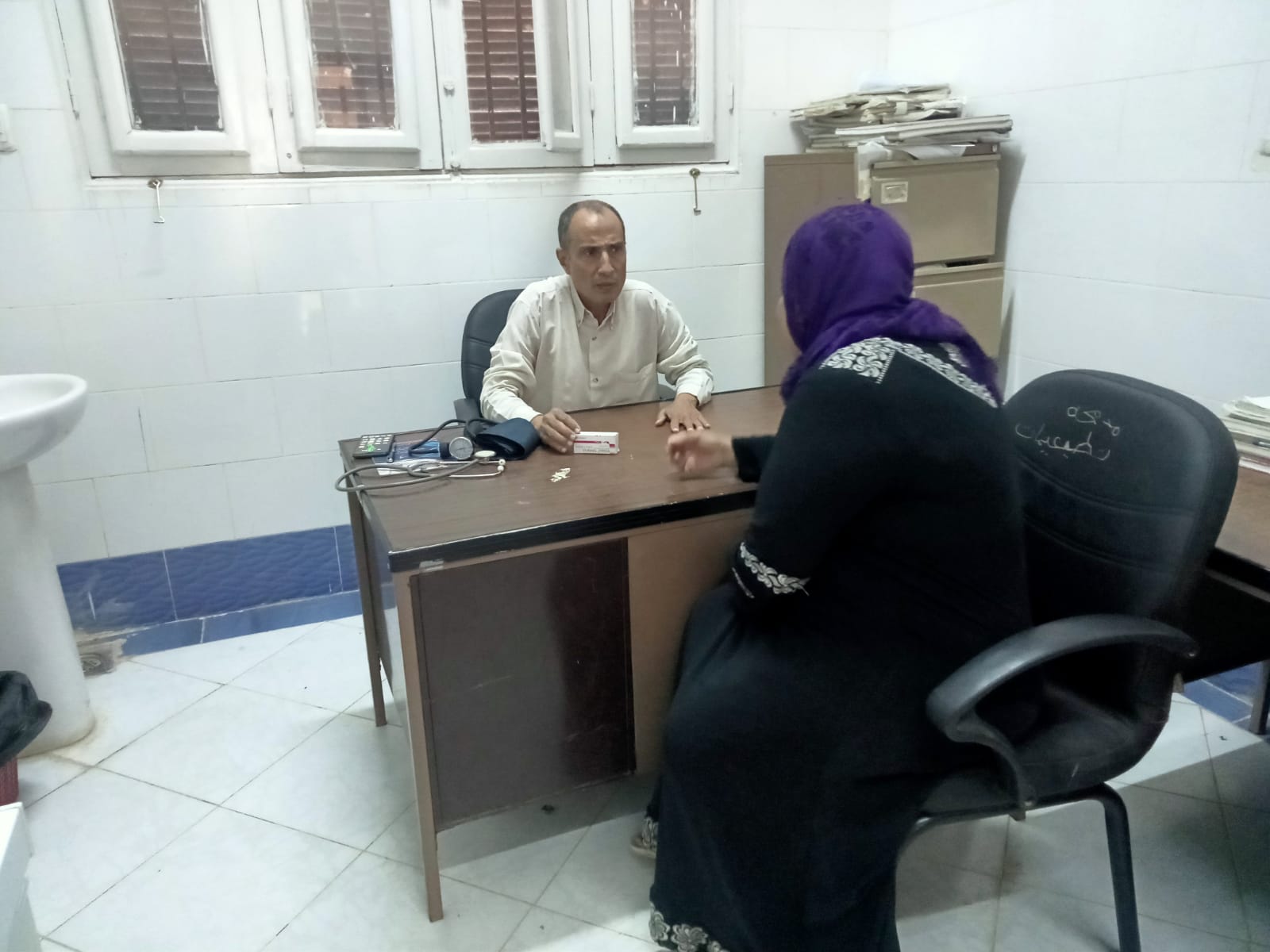 توقيع الكشف الطبي على 136 حالة بقافلة مجانية بالوادي الجديد