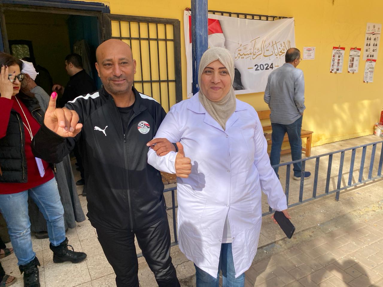 ياسر ريان نجم الأهلي ومنتخب مصر السابق يدلى بصوته في الانتخابات الرئاسية (صور)