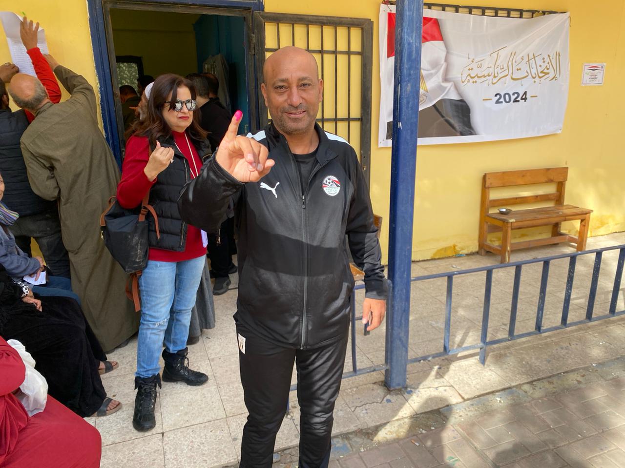 ياسر ريان نجم الأهلي ومنتخب مصر السابق يدلى بصوته في الانتخابات الرئاسية (صور)