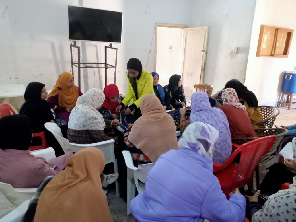 تدريب الفتيات على مهنة التطريز بمركز باريس